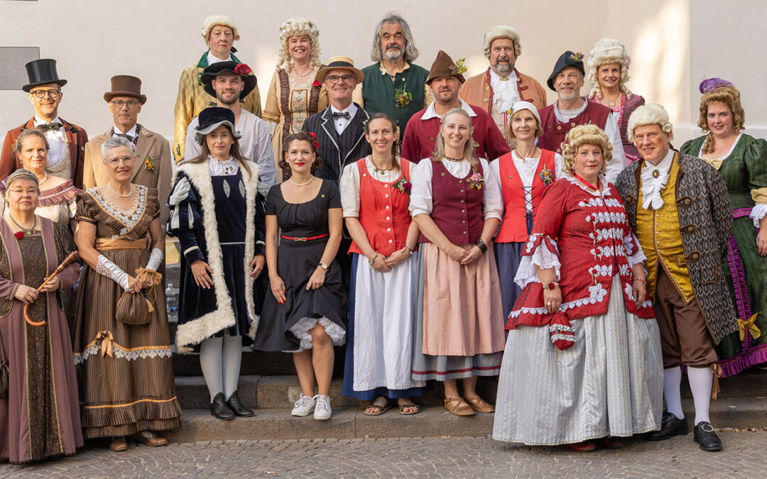 Ehrungen für langjährige Aktive beim „Tanz durch die Jahrhunderte“
