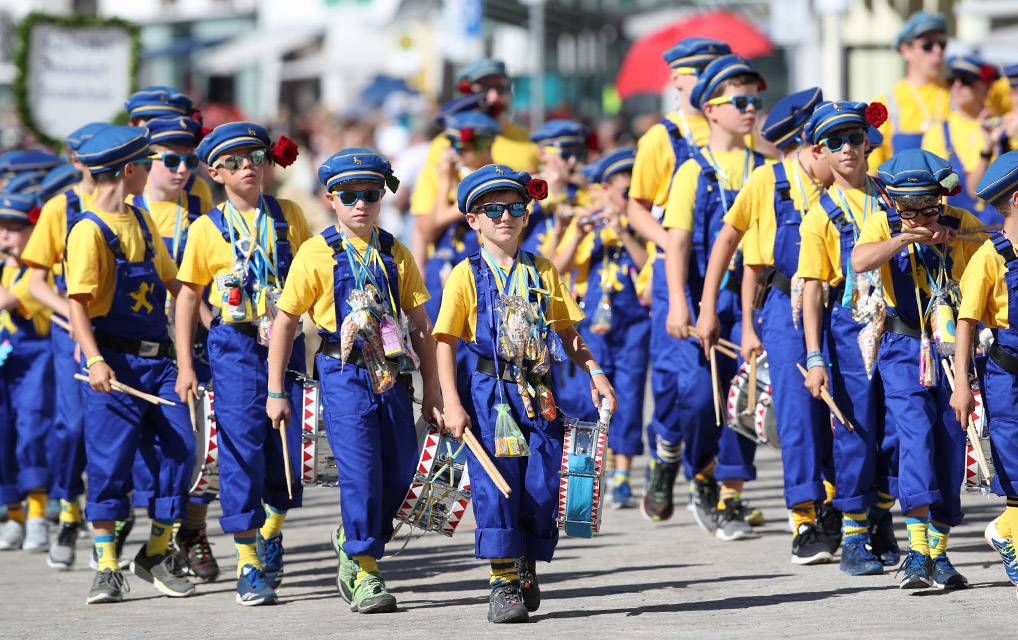 Bunter Festzug